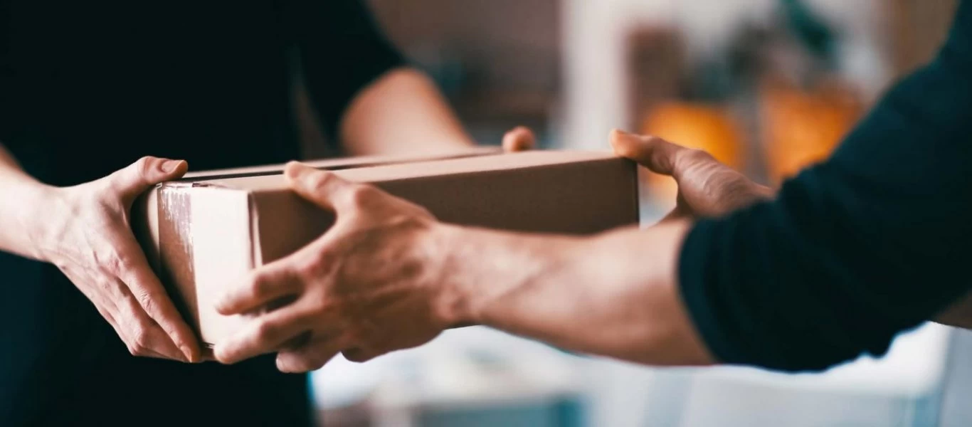 Οδηγός courier αρνήθηκε να βοηθήσει ηλικιωμένο που είχε πέσει κάτω (βίντεο)